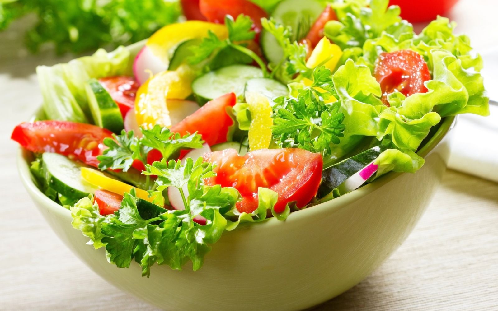 Vì sao giảm cân luôn "gắn liền" với salad?